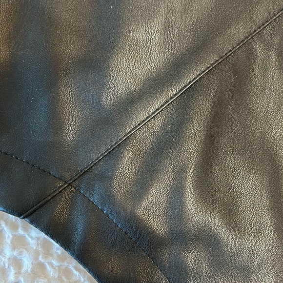 FOREVER 21 FAUX LEATHER BLK ASYMMETRICAL SKIRT SZ MED - Picture 3 of 8